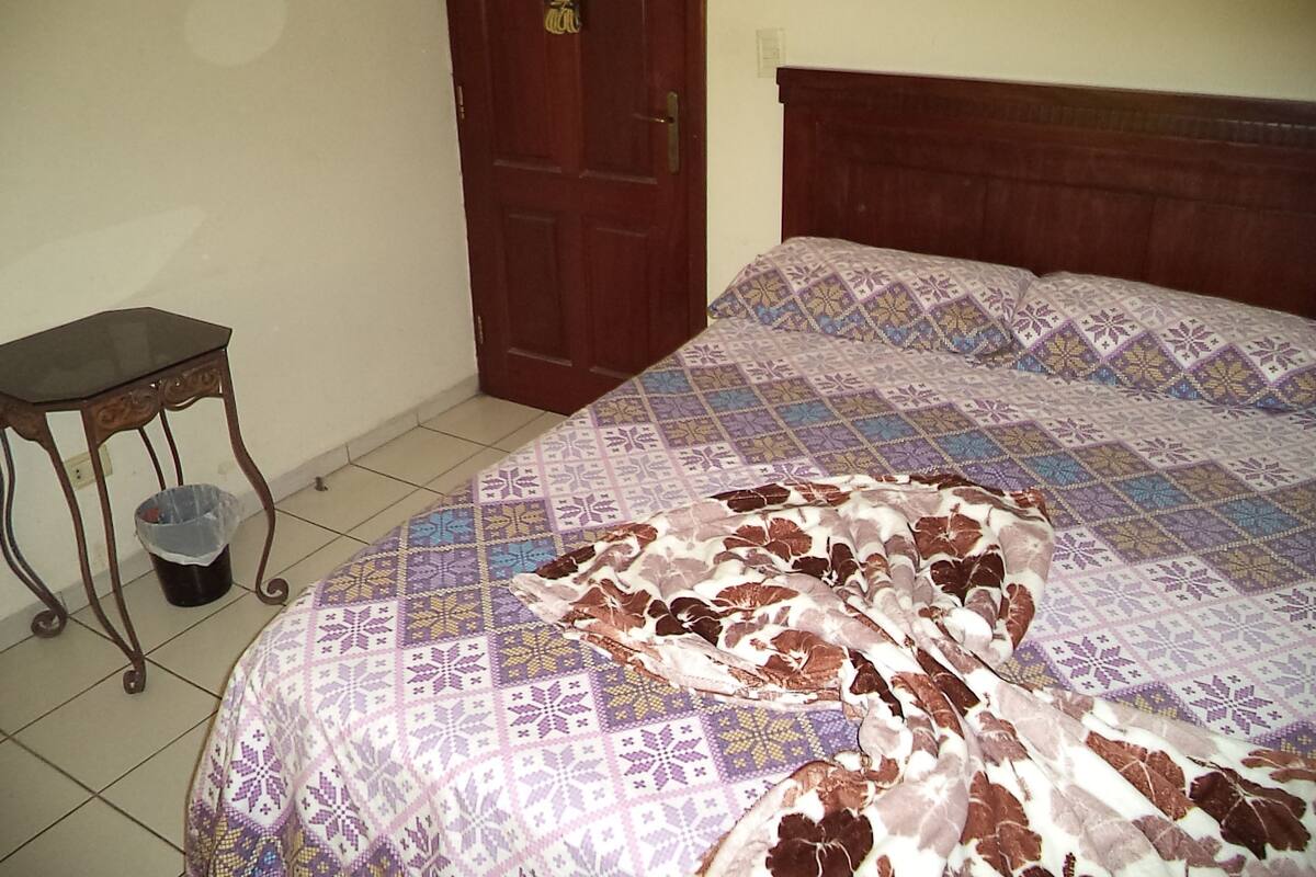 Habitación económica con 2 camas individuales, baño compartido | Caja de seguridad en la habitación y tabla de planchar con plancha