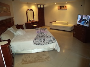 Suite Deluxe, 1 cama King size y sofá cama | Caja de seguridad en la habitación y tabla de planchar con plancha