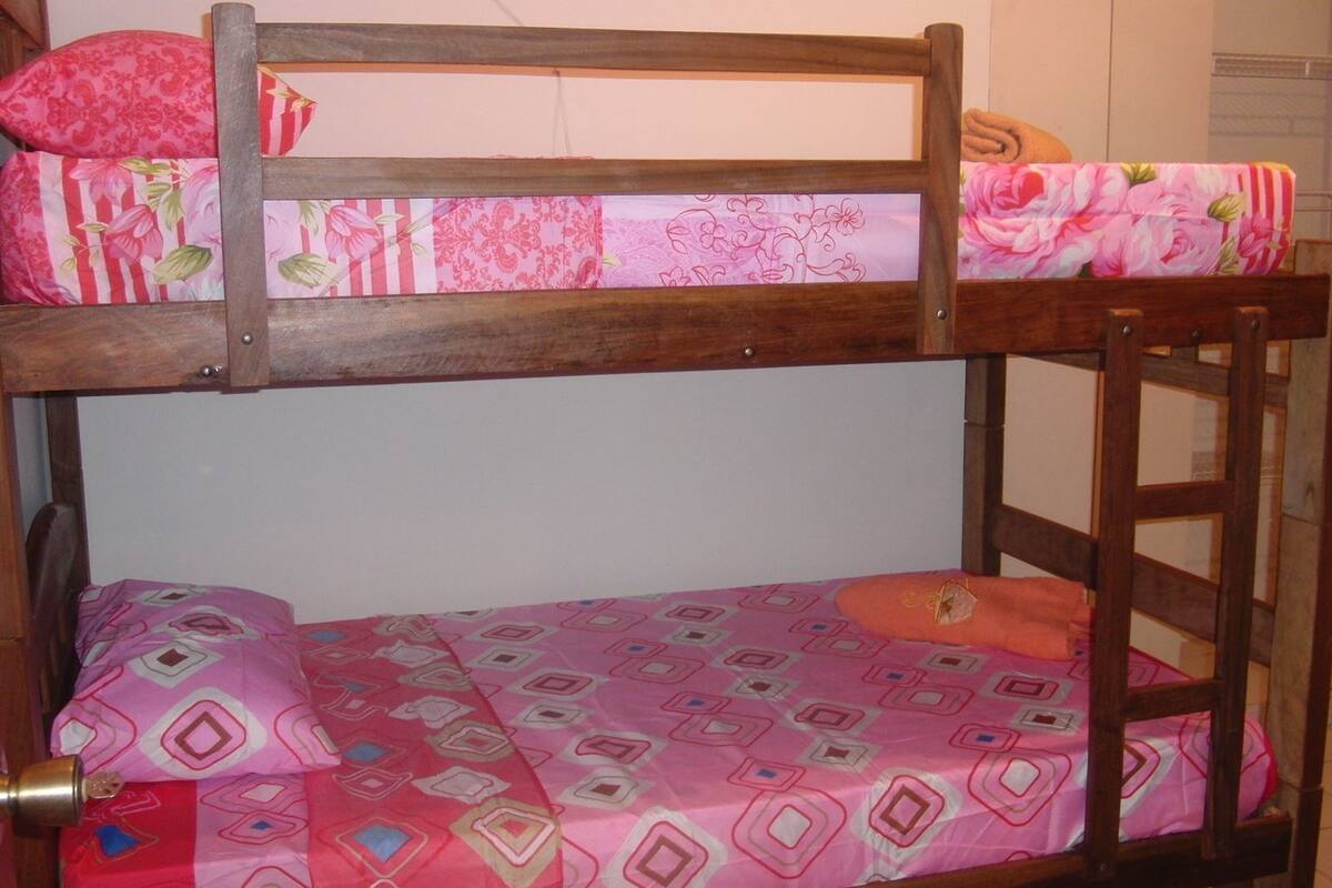 Dormitorio compartido, dormitorio mixto, baño compartido (For 6 people) | Caja de seguridad en la habitación y tabla de planchar con plancha