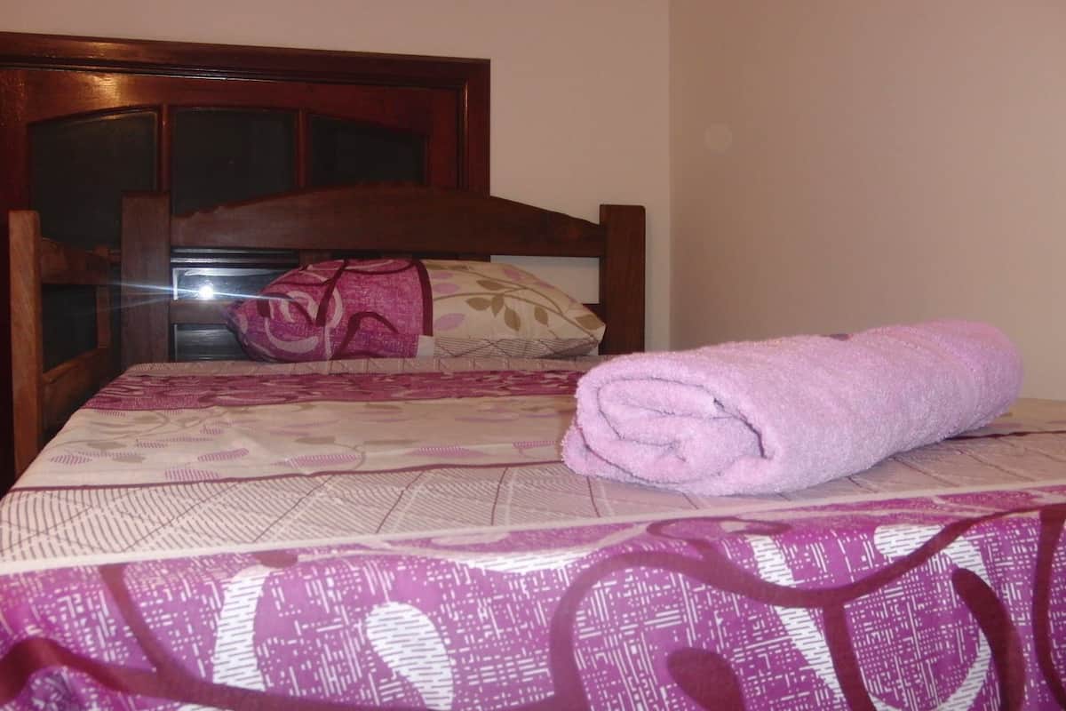 Dormitorio compartido, dormitorio mixto, baño compartido (For 8 people) | Caja de seguridad en la habitación y tabla de planchar con plancha