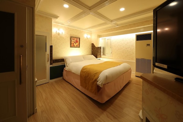 Minibar, soundproofing, free WiFi, bed sheets