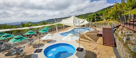 Alberca al aire libre por temporada y camas balinesas (con cargo)