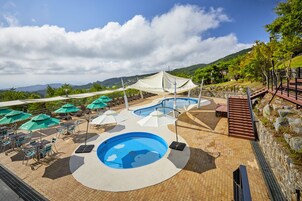 시즌별로 운영되는 야외 수영장, 10:00 ~ 18:00 오픈, 카바나(요금 별도), 수영장 파라솔