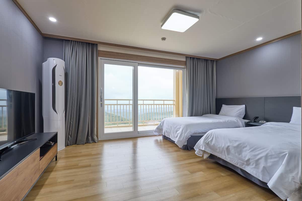 Soundproofing, free WiFi, bed sheets