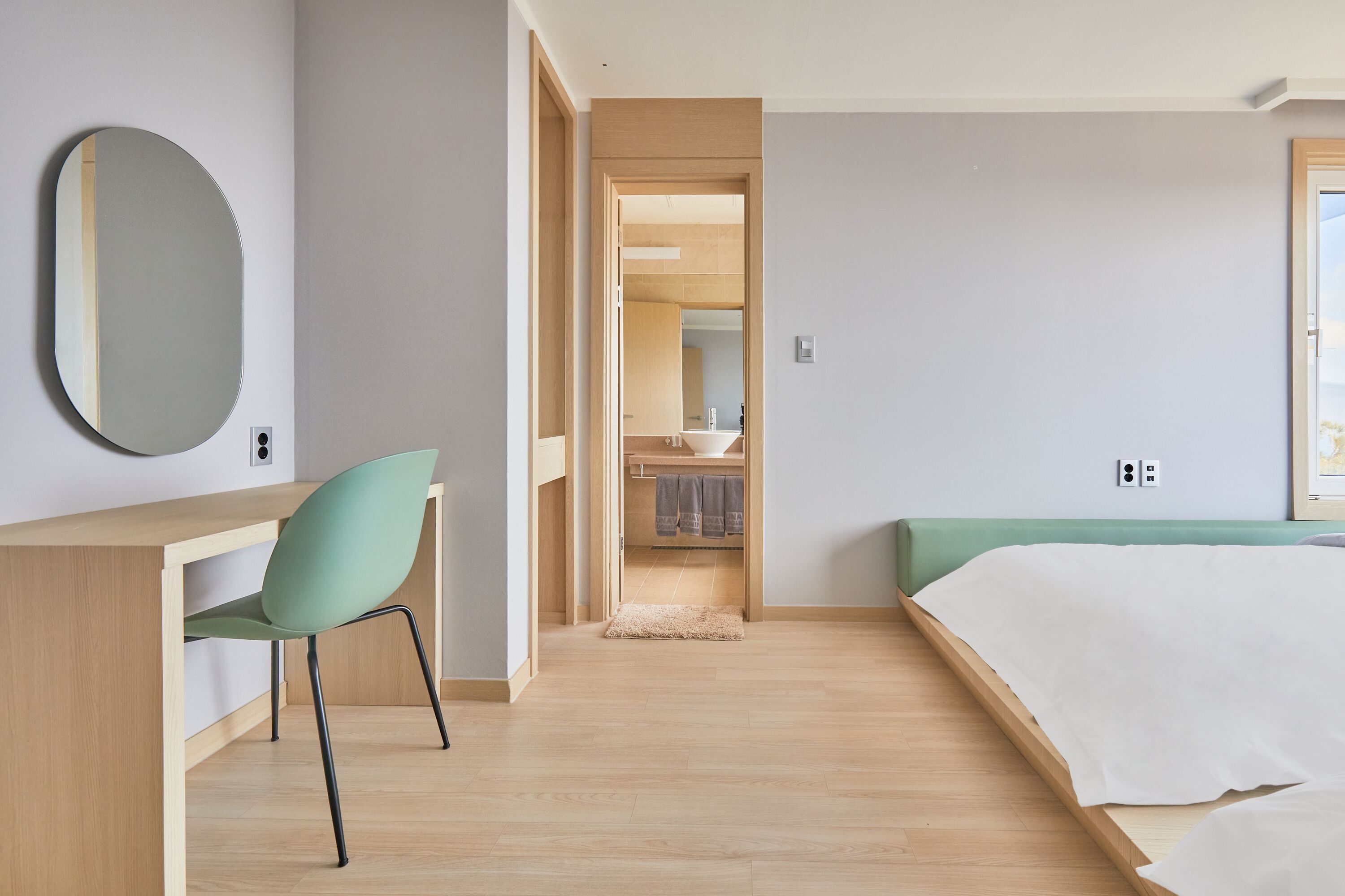 Soundproofing, free WiFi