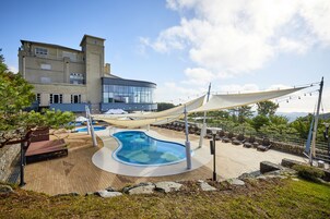 Una piscina al aire libre de temporada, camas de piscina con cargo