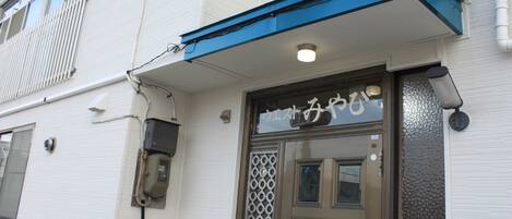 Overnatningsstedets indgangsparti