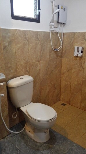 Shower, free toiletries, hair dryer, towels - Sokxai Residence (Luang Prabang)