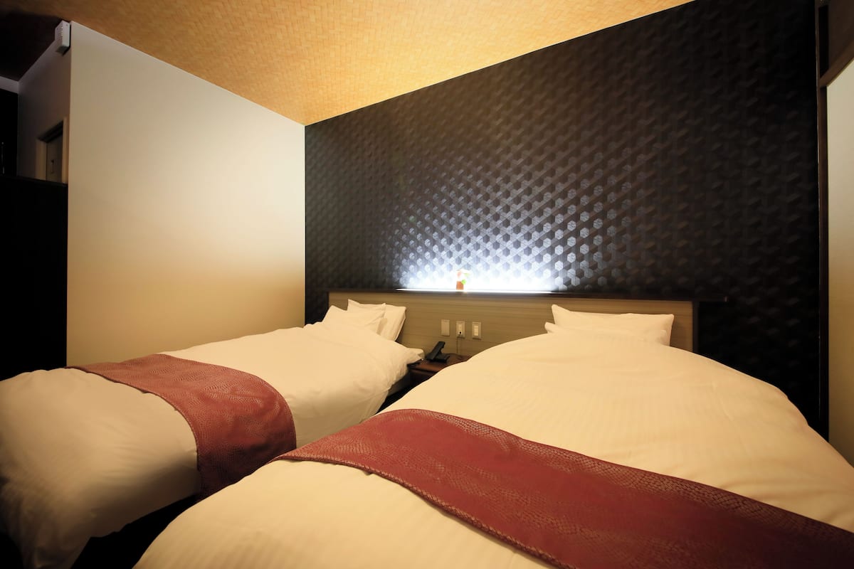 in-room safe, bed sheets