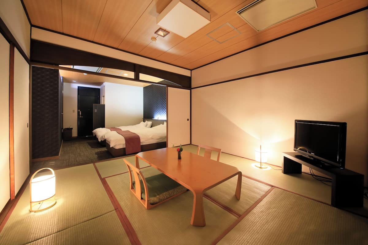 japanese western style room with shower (garden view), non smoking | in-room safe, bed sheets