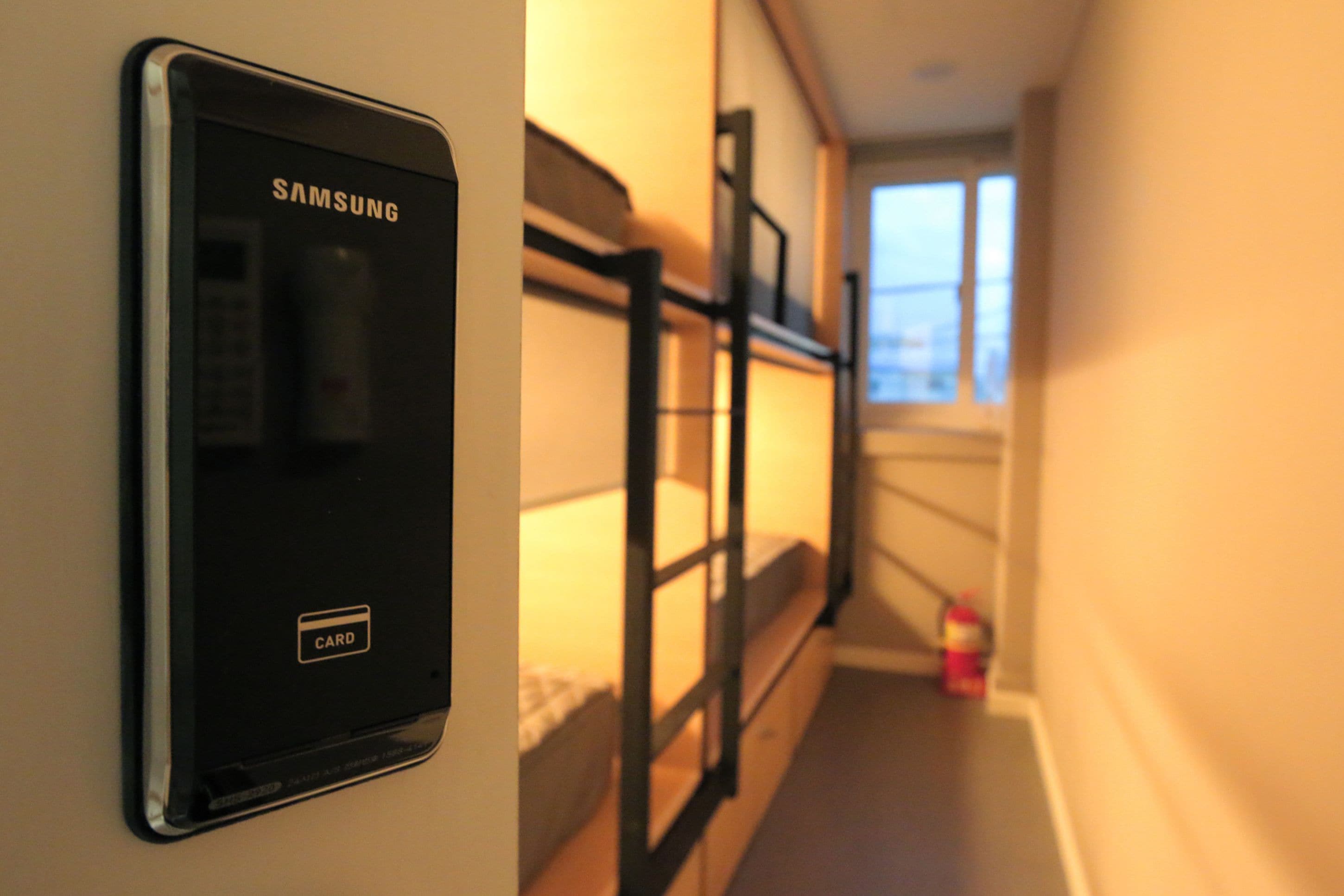 Un lecteur de cartes Samsung dans une chambre d’hôtel.