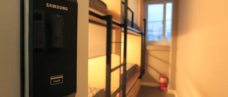 Un lecteur de cartes Samsung dans une chambre d’hôtel.