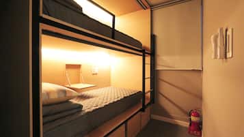 ํธ์๋ฃธ (Bunk Bed) | ์๋ง ์ปคํผ, ๋ฌด๋ฃ WiFi, ์นจ๋ ์ํธ