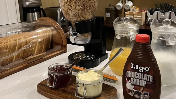 Free daily continental breakfast  - Blueboat Hostel Gyeongju (Gyeongju)
