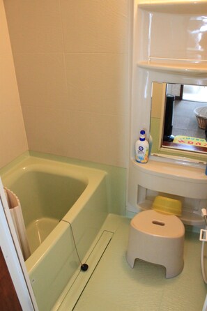 Combined shower/bathtub, towels