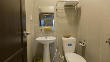 Deluxe Double Room, City View | Bathroom | Free toiletries, hair dryer