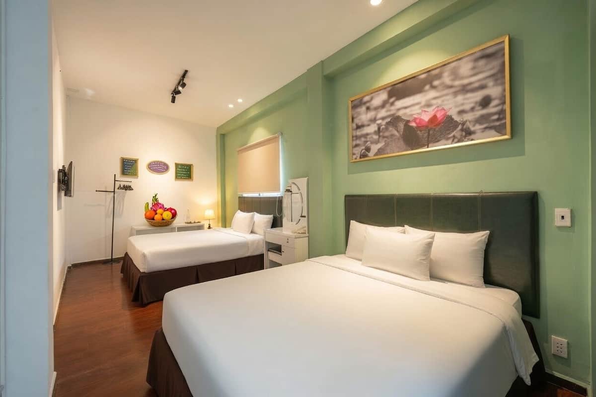Triple Room, Balcony | Bar mini, meja, Wi-fi percuma, cadar katil