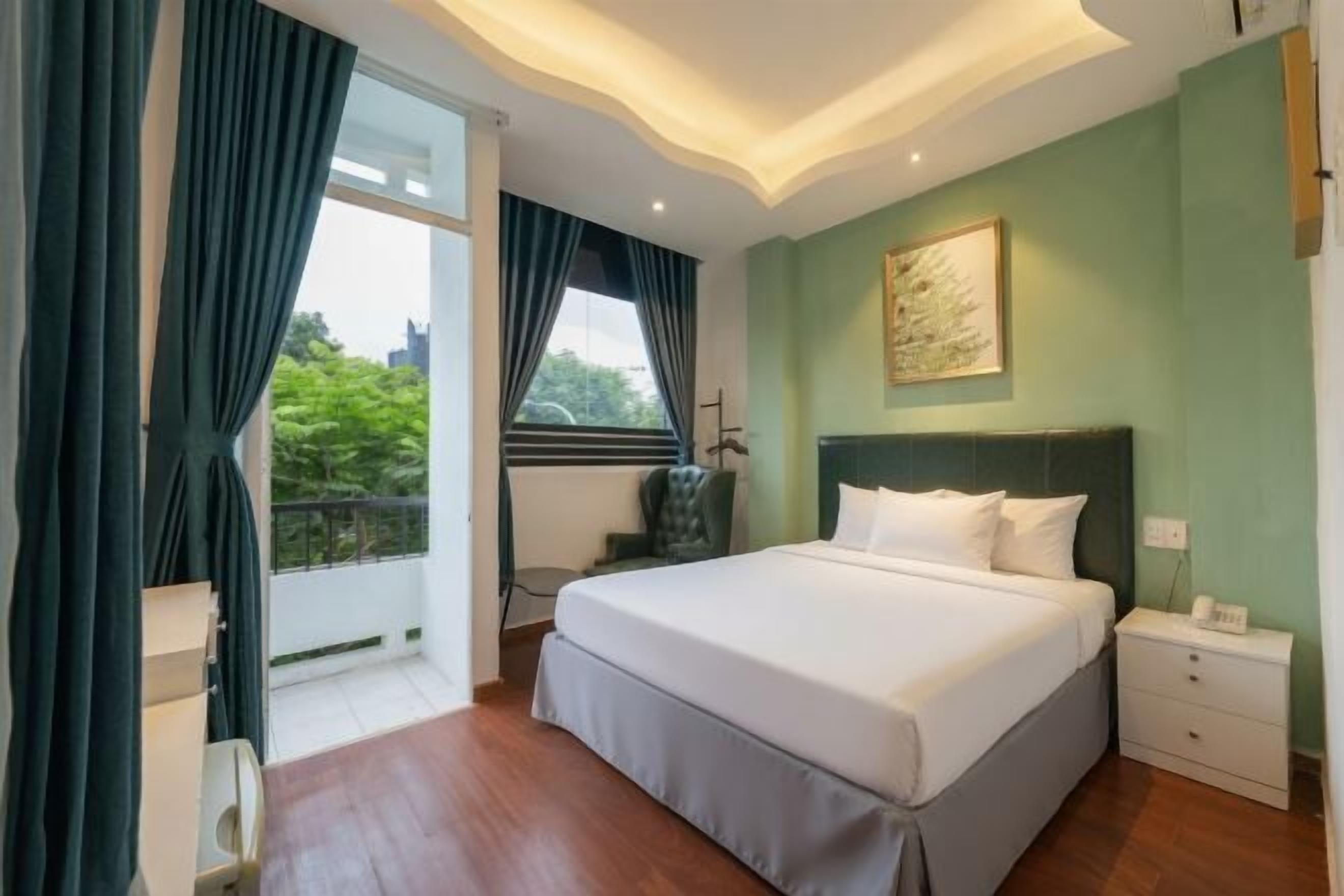 Minibar, desk, free WiFi, bed sheets