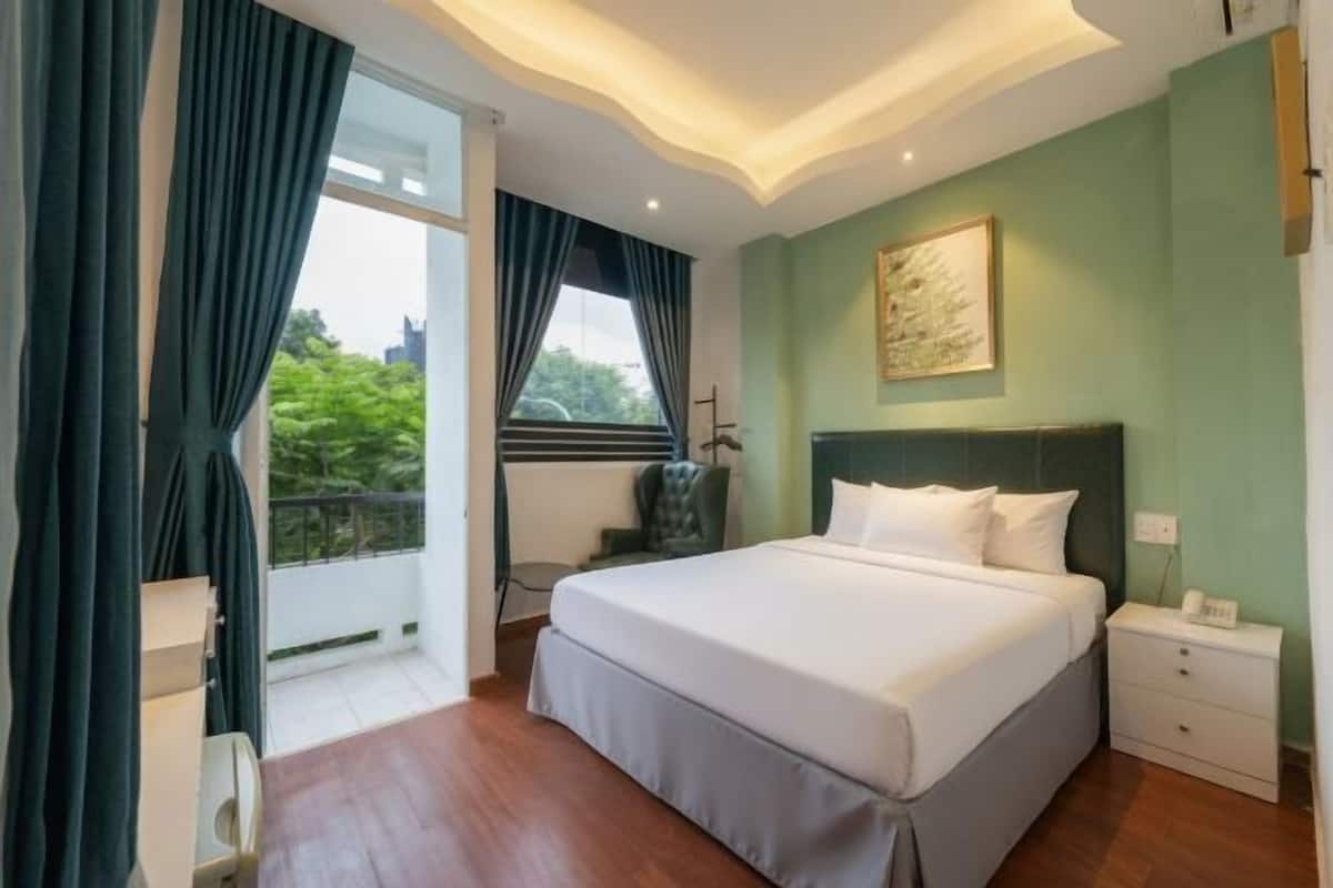 Minibar, desk, free WiFi, bed sheets