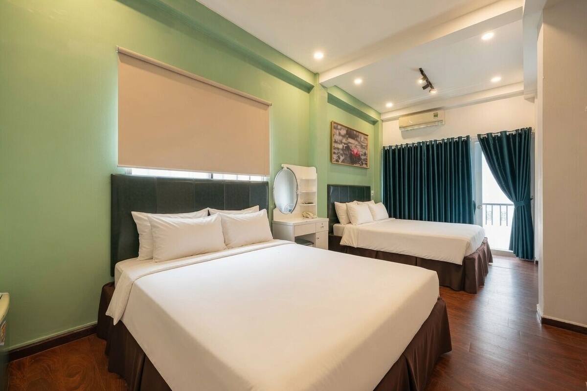 Quarto quádruplo, sacada | Frigobar, escrivaninha, Wi-Fi de cortesia, roupa de cama