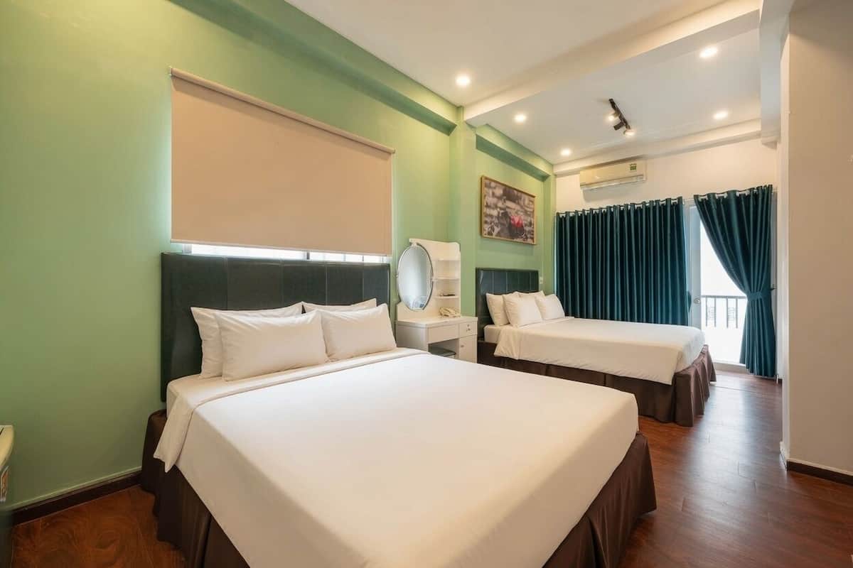 Quadruple Room, Balcony | Bar mini, meja, Wi-fi percuma, cadar katil
