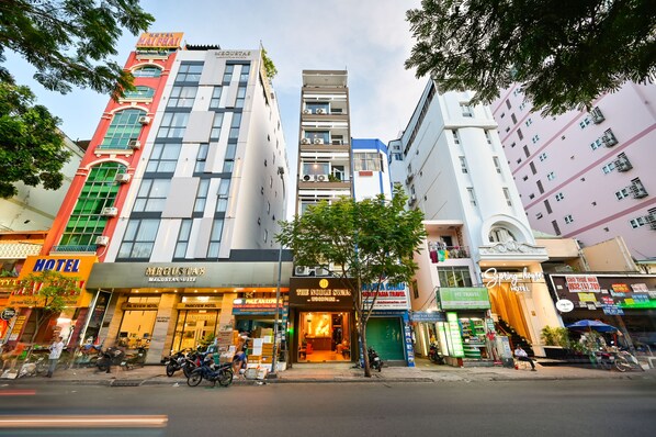 Vista frontal de la propiedad