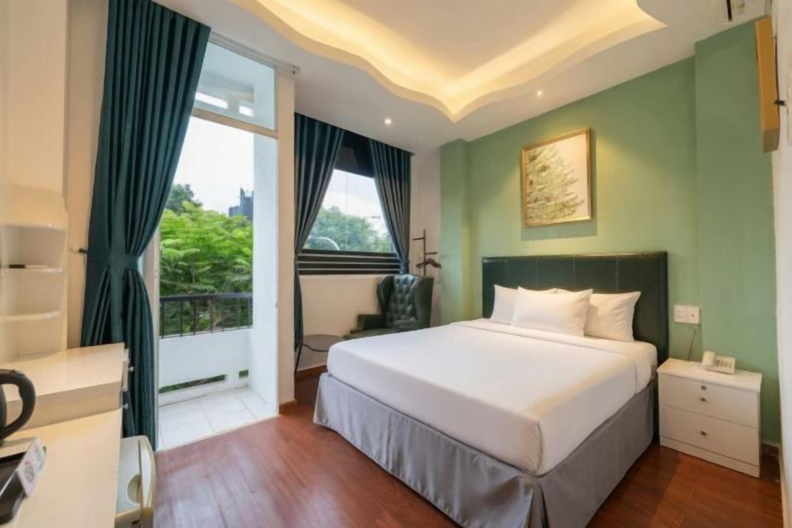 Minibar, desk, free WiFi, bed sheets