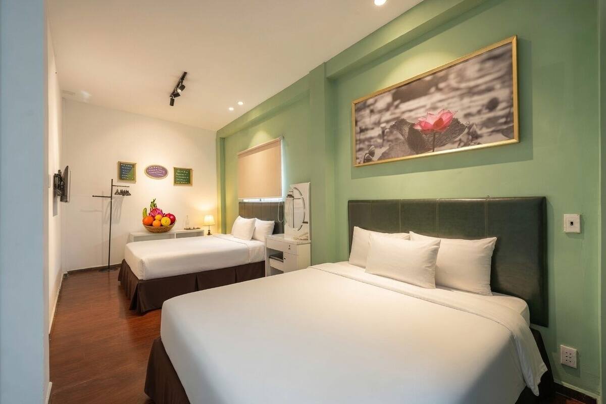 Quarto triplo, sacada | Frigobar, escrivaninha, Wi-Fi de cortesia, roupa de cama