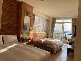 Habitación familiar, balcón, vistas al mar | Edredones de plumas, sistema de insonorización, wifi gratis
