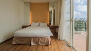 A modern hotel room with a large bed, wooden flooring, a view of the balcony, and a large window. - LoveSea 126 House Inn (Hengchun)