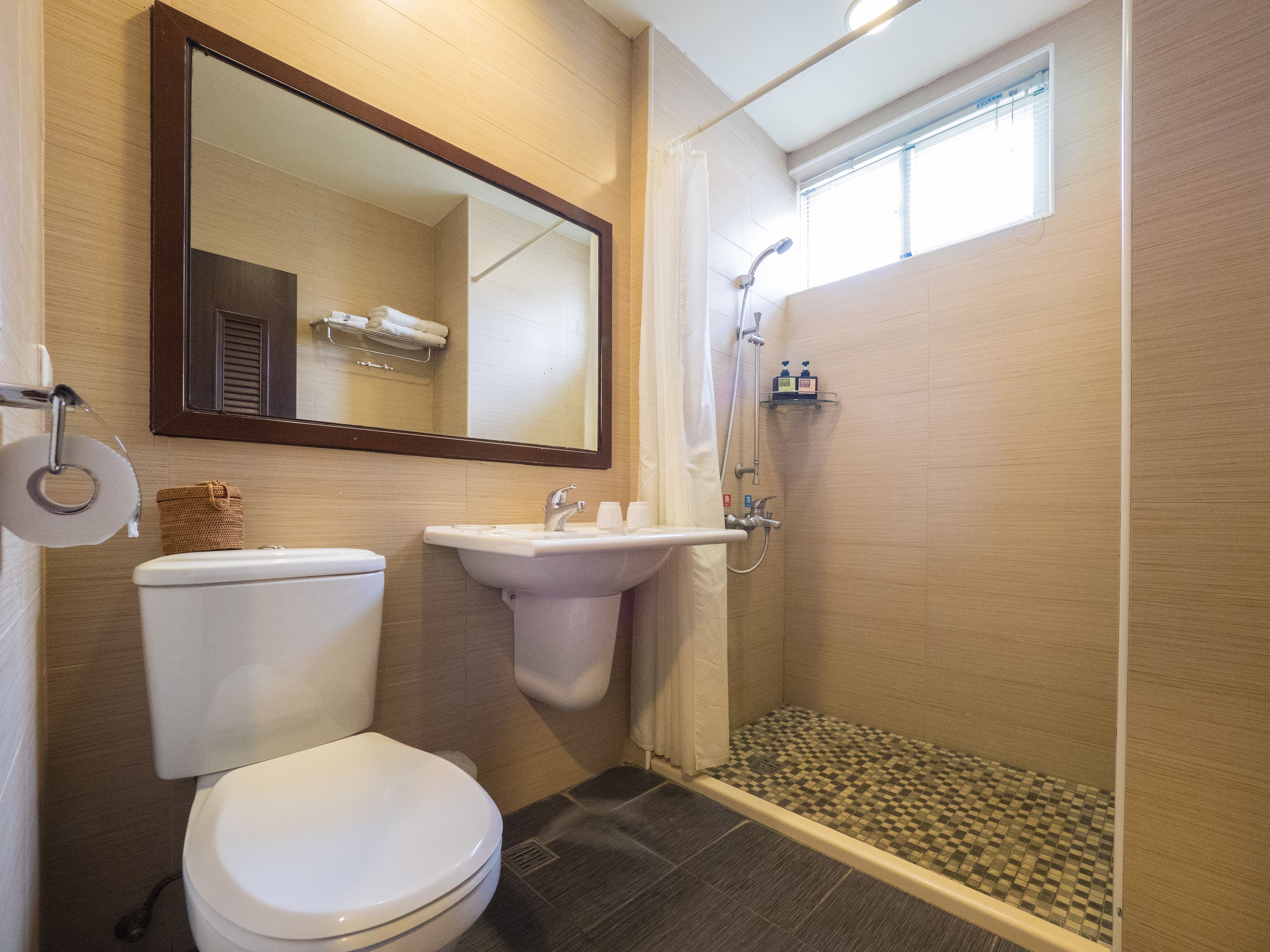 Ein Badezimmer mit Toilette, Waschbecken und Dusche.