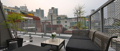 Ático romántico, 1 habitación, no fumadores, vistas a la ciudad | Terraza o patio
