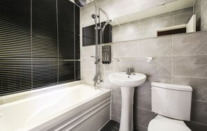 Deluxe Double Room | Bathroom | Combined shower/tub, free toiletries, slippers, towels - Blanc Hotel Gangnam (Seoul)