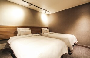 Standaard Twin kamer | Donsdekens, een bureau, beddengoed