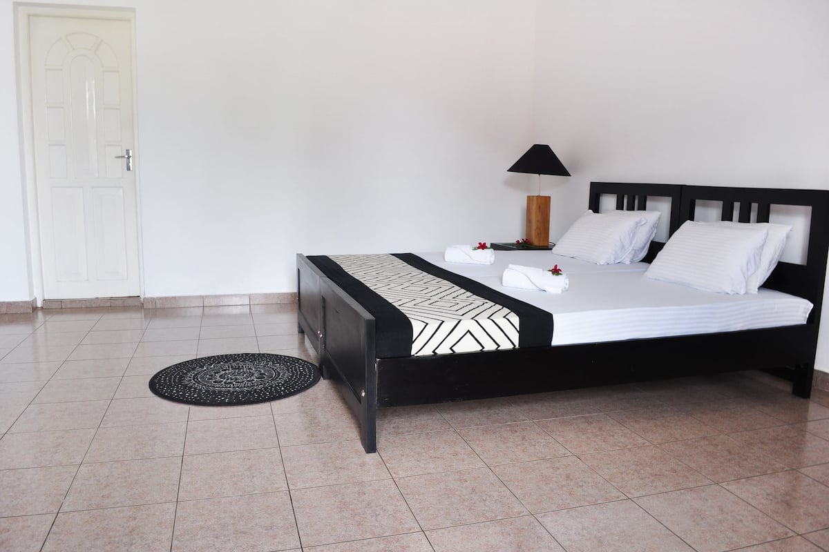 Habitación doble Deluxe, 1 cama matrimonial | Escritorio, tabla de planchar con plancha, camas extra y wifi gratis