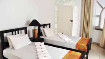 Habitación Deluxe con 2 camas individuales | Escritorio, tabla de planchar con plancha, camas extra y wifi gratis