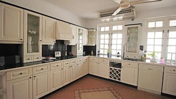 Refrigerador, microondas, parrilla de estufa y cafetera y tetera