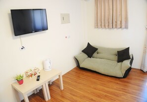 Quadruple Room | Living area | LED TV