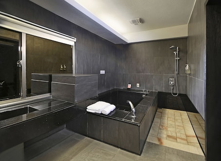 Quarto casal standard | Banheiro | Produtos de toalete grátis, secador de cabelo, chinelos . Holly Wood Motel