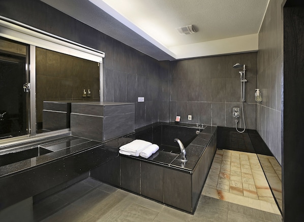 Artículos de tocador gratuitos, secador de pelo, pantuflas, toallas