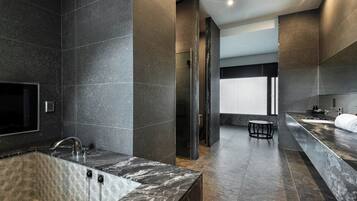 Deluxe Double Room | Bathroom | Free toiletries, hair dryer, slippers, towels