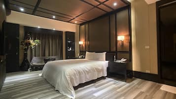 Deluxe Double Room | Individually decorated, individually furnished, blackout drapes