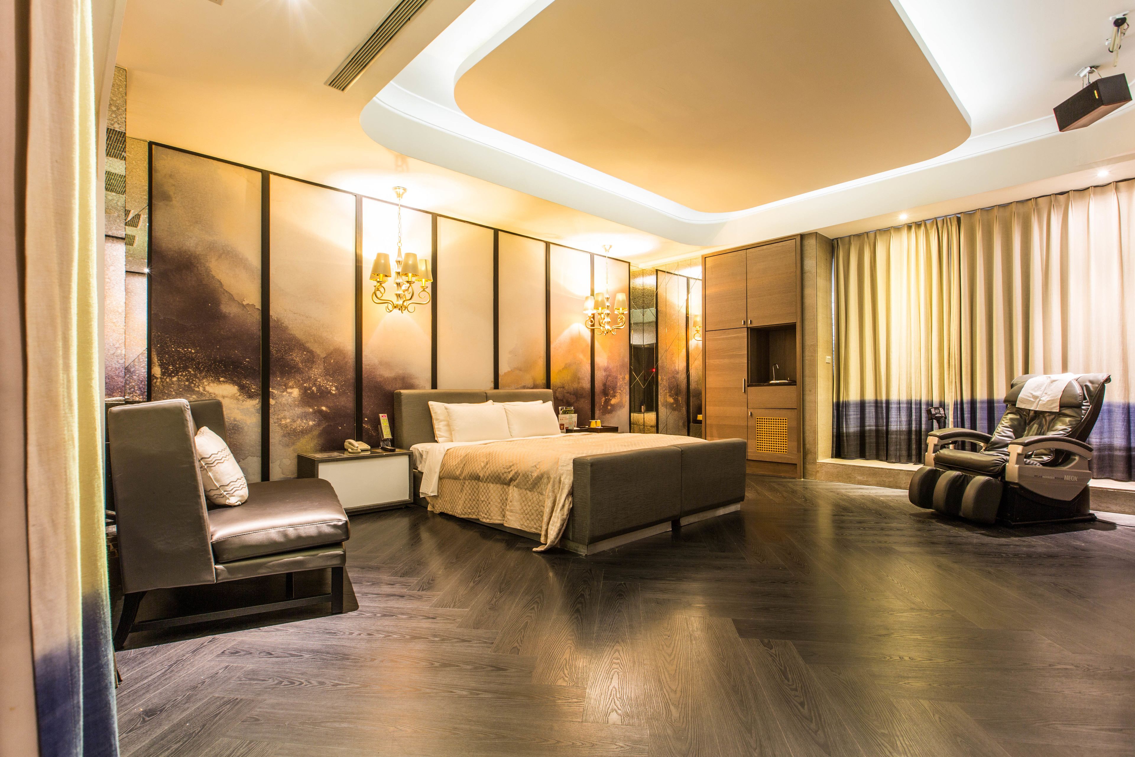 XL-Suite (Check-in after 8PM) | Free minibar, desk, blackout drapes, soundproofing