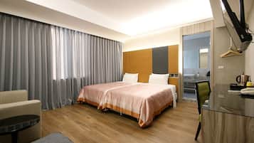 Quarto casal empresarial, várias camas (Parking outside) | Edredons de pluma, frigobar (abastecido com itens grátis), escrivaninha