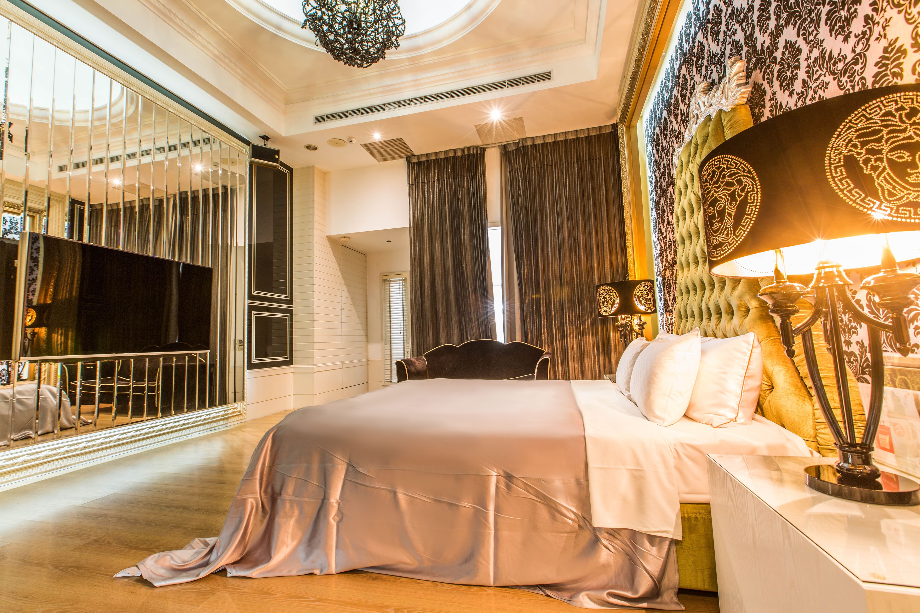 XL-Suite (Check-in after 8PM) | Down comforters, free minibar, desk, blackout drapes