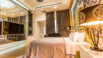 XL-Suite (Check-in after 8PM) | Down comforters, free minibar, desk, blackout drapes