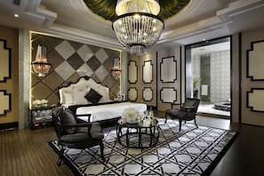 Classic-herbergi með tvíbreiðu rúmi - 1 stórt tvíbreitt rúm (Check-in after 8PM) | Dúnsængur, ókeypis drykkir á míníbar, skrifborð, myrkratjöld/-gardínur