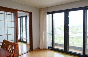 Room (18 PY) | Living area | Flat-screen TV - Hera's Castle (Seogwipo)