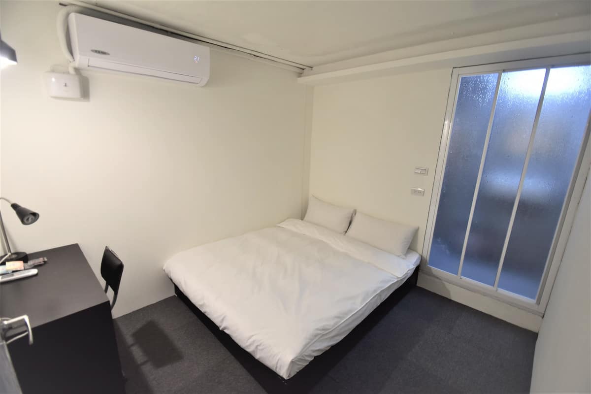 ห้องดับเบิล, ห้องน้ำส่วนตัว | โต๊ะทำงาน, Wi-Fi ฟรี, ผ้าปูที่นอน, ทางสำหรับรถเข็น