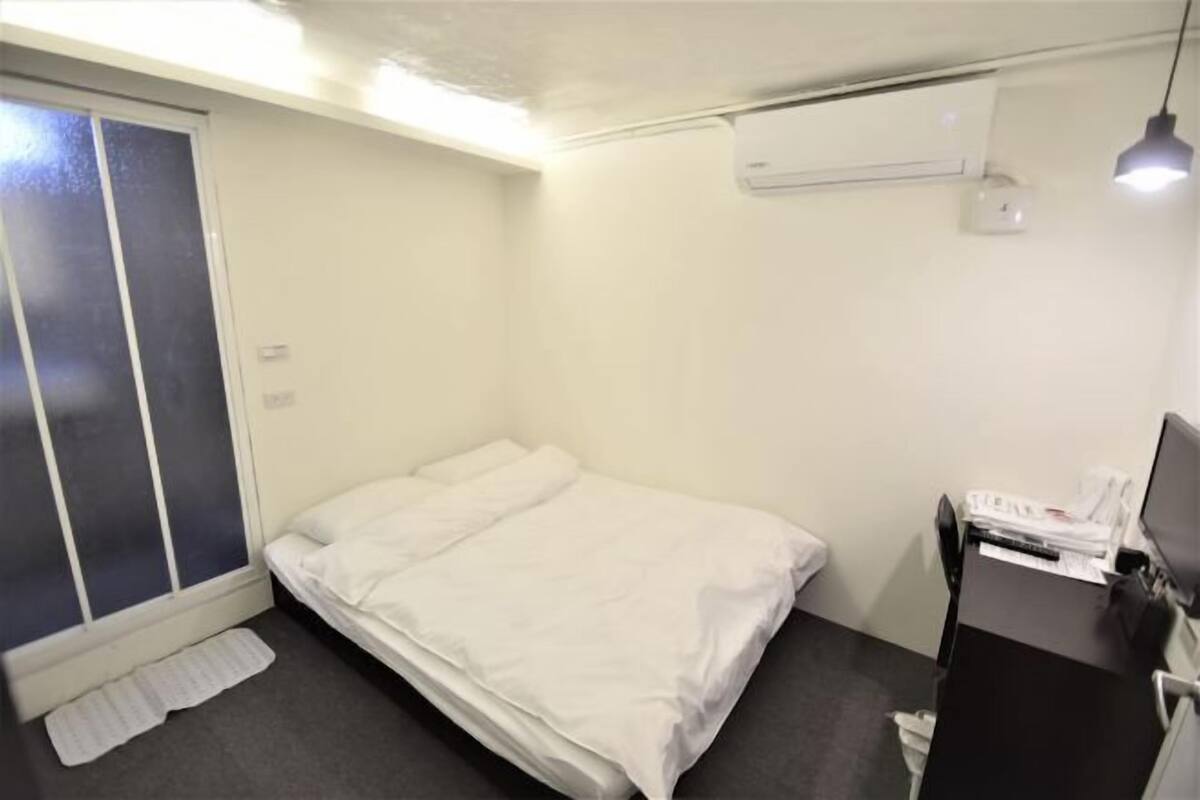 Desk, free WiFi, bed sheets, wheelchair access